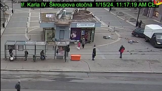 Video: Řidič na pěší zóně v Hradci schválně najel mezi lidi, zranil muže
